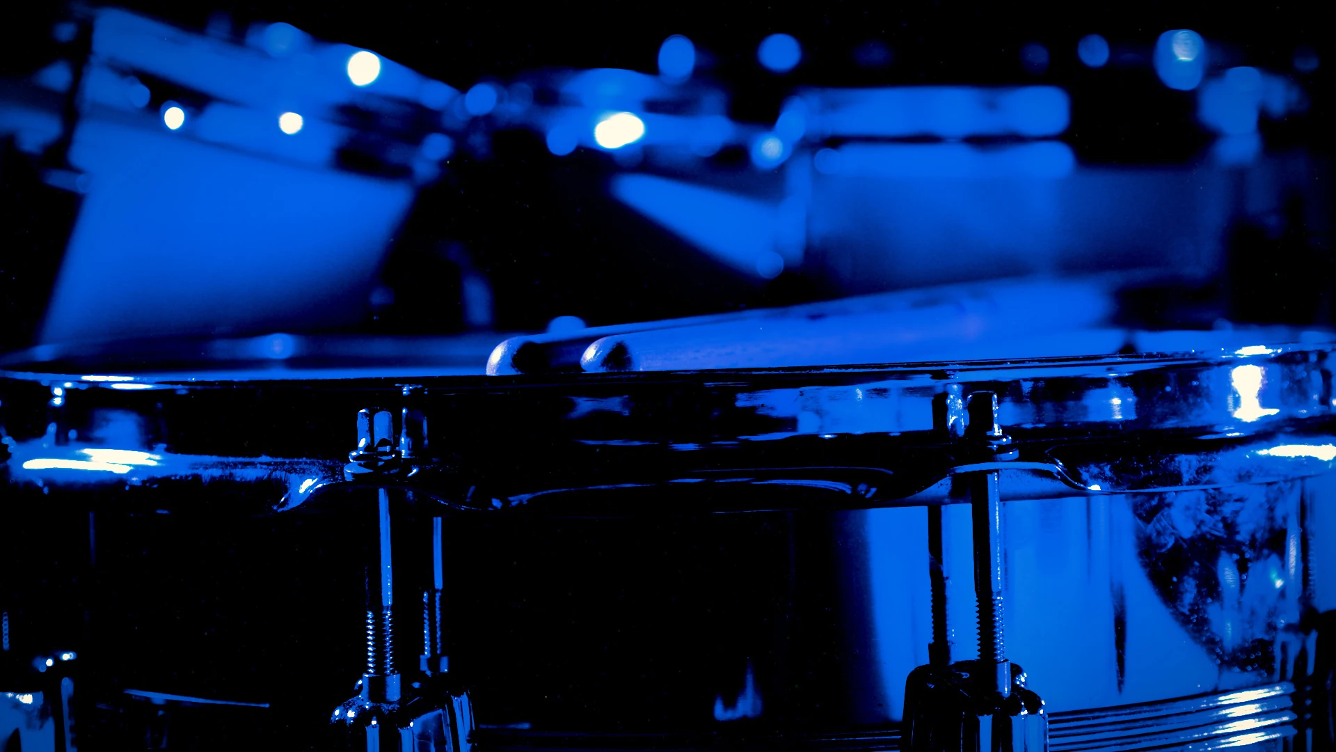 Blue-lit Yamaha snare in the 1980 session