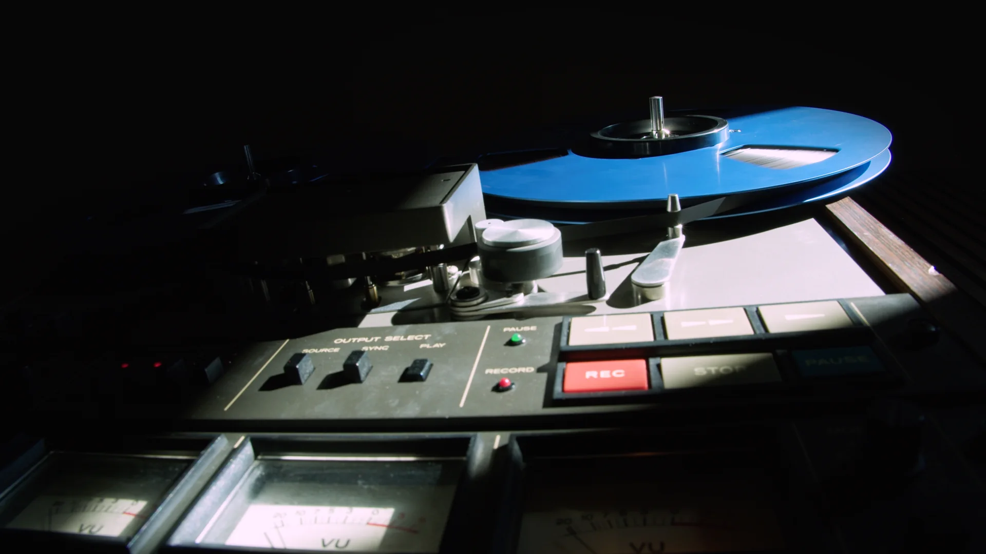 Blue reel and VU meters on the Vibe tape machine